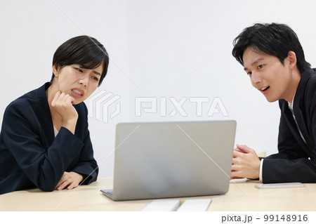 大失敗を見付け苦虫を噛み潰したような顔のビジネスウーマン2 大失敗を見付け苦虫を噛み潰したような顔のビジネスウーマン2 99148916