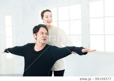 ヨガを習う男性 ヨガを習う男性 99149377