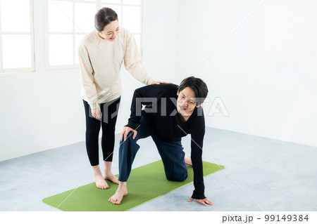 ヨガを習う男性 ヨガを習う男性 99149384