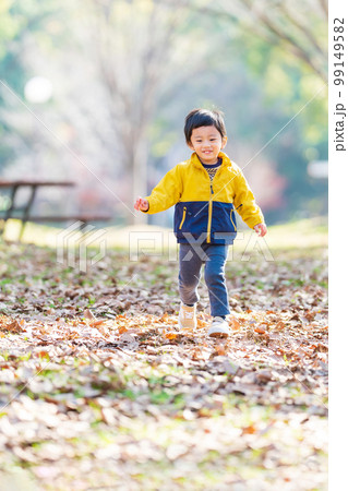 公園で遊ぶ子供 99149582