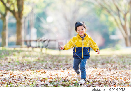 公園で遊ぶ子供 99149584