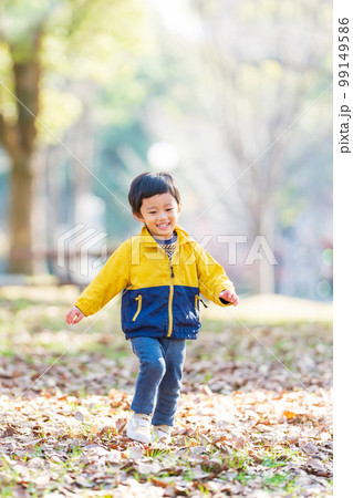 公園で遊ぶ子供 公園で遊ぶ子供 99149586