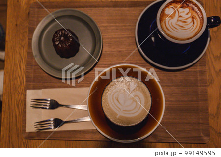 休日のカフェデートにてコーヒーとスイーツ 休日のカフェデートにてコーヒーとスイーツ 99149595