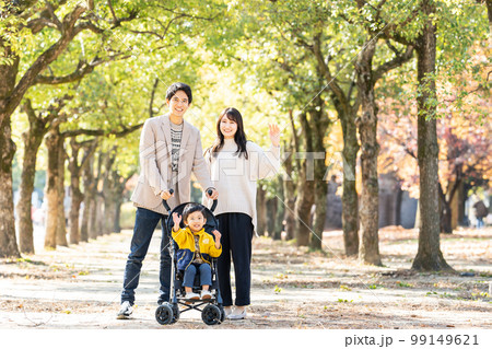 ベビーカーで散歩をする若い家族 99149621