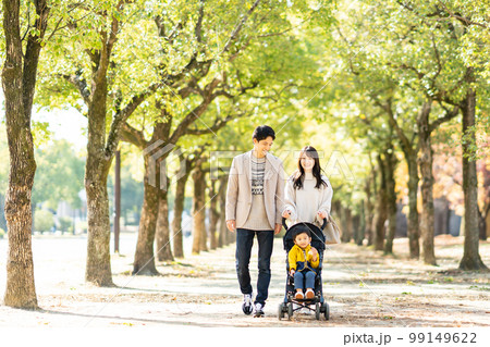 ベビーカーで散歩をする若い家族 ベビーカーで散歩をする若い家族 99149622