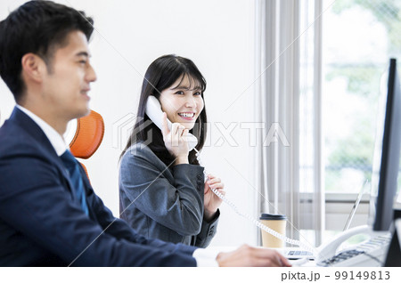 ビジネス オフィス 電話 女性 通話 笑顔 ビジネス オフィス 電話 女性 通話 笑顔 99149813
