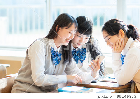 女子高生　スマホ　教室 99149835