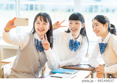 スマホで自撮りをする女子高生 スマホで自撮りをする女子高生 99149837