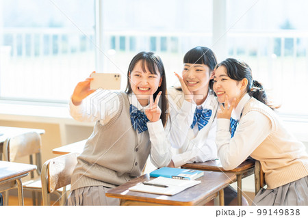 スマホで自撮りをする女子高生 99149838