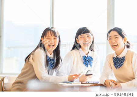 女子高生　スマホ　教室 99149841