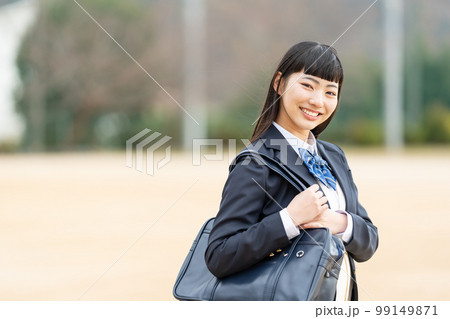 女子高生 学校 校庭 女子高生 学校 校庭 99149871