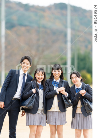 校庭に並ぶ女子高生と男子学生 99149874