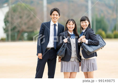 校庭に並ぶ女子高生と男子学生 校庭に並ぶ女子高生と男子学生 99149875
