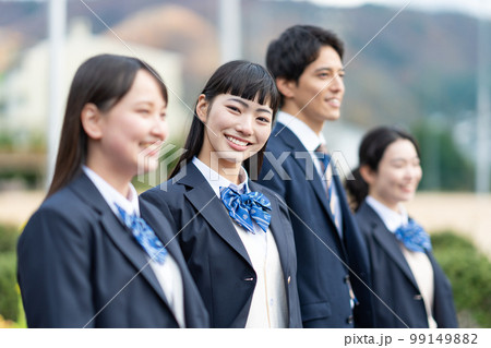 校庭に並ぶ女子高生と男子学生 99149882
