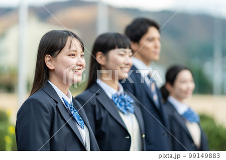 校庭に並ぶ女子高生と男子学生 99149883