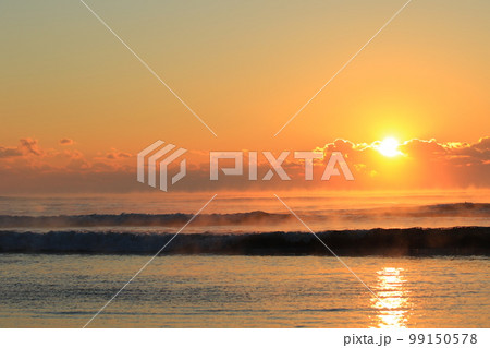 九十九里からの日の出と海霧の風景 99150578