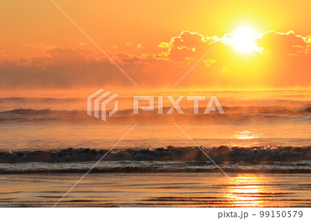 九十九里からの日の出と海霧の風景 99150579