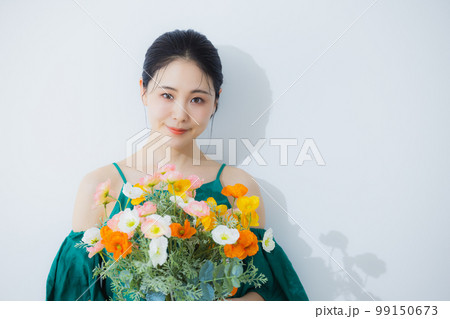 ポピーの花束を持つ女性 ポピーの花束を持つ女性 99150673