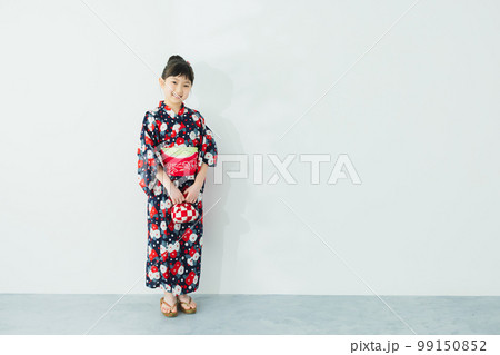 浴衣の小学生の女の子 99150852