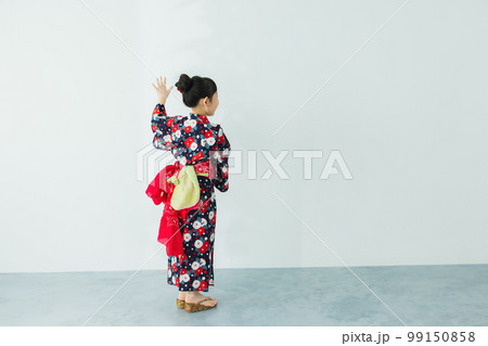 浴衣の小学生の女の子 99150858