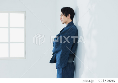 浴衣の男性 99150893