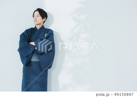 浴衣の男性 99150897
