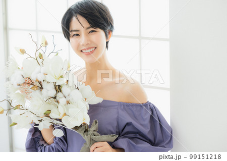 紫のオフショルダーの女性 99151218