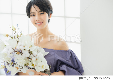 紫のオフショルダーの女性 99151225