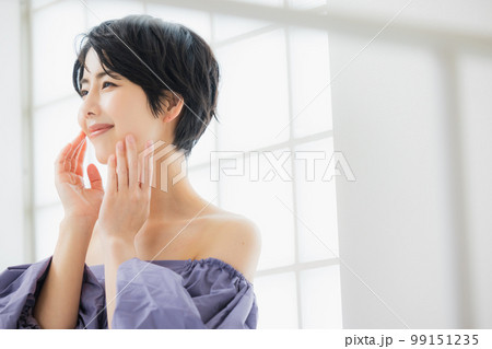紫のオフショルダーの女性 紫のオフショルダーの女性 99151235