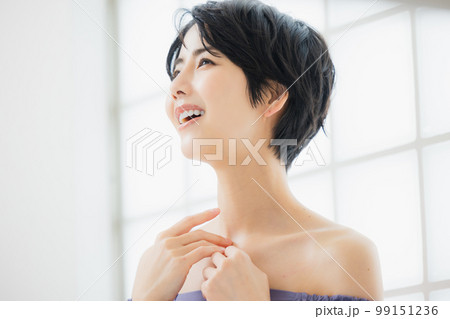 紫のオフショルダーの女性 99151236