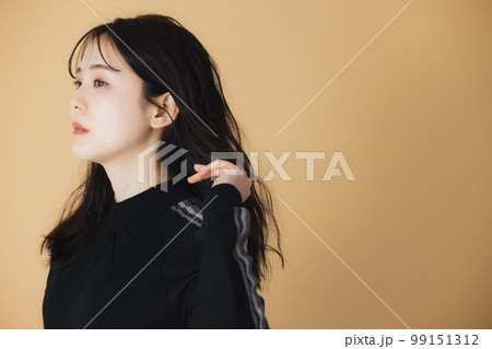 ロングヘアの女性 黒 ロングヘアの女性 黒 99151312