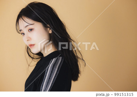 ロングヘアの女性 黒 ロングヘアの女性 黒 99151315