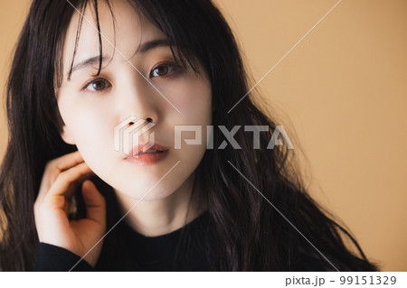 ロングヘアの女性 黒 ロングヘアの女性 黒 99151329