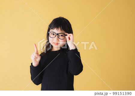 メガネをかけた小学生の女の子 99151390