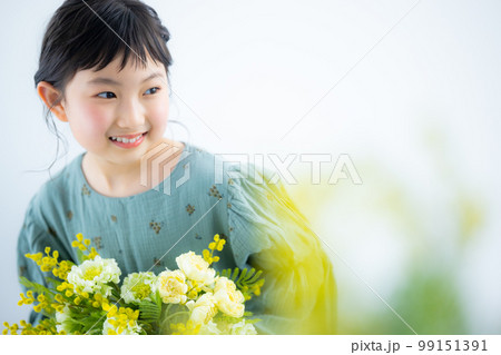 ミモザの花束を持った女の子 99151391