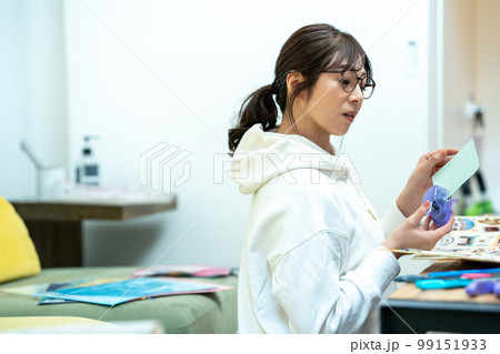 スクラップブックを作る女性 スクラップブックを作る女性 99151933