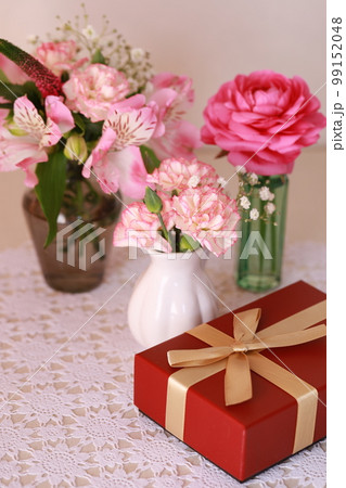 赤い箱のプレゼントとお花 赤い箱のプレゼントとお花 99152048