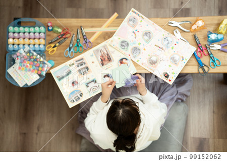 スクラップブックを作る女性 99152062