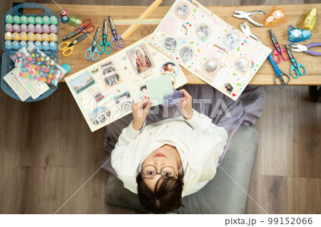 スクラップブックを作る女性 スクラップブックを作る女性 99152066