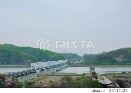 韓国、臨津閣の展望台から見える自由の橋 99152126