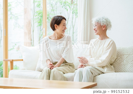 リビングでリラックスする母と娘 99152532