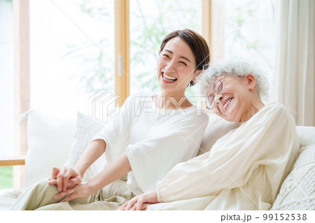 リビングでリラックスする母と娘 99152538