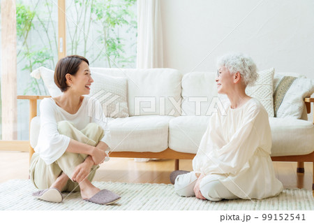 リビングでリラックスする母と娘 99152541