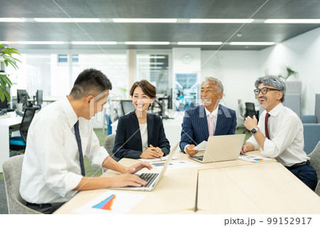 ミーティングをするミドルのビジネスマンキャリアウーマン 99152917