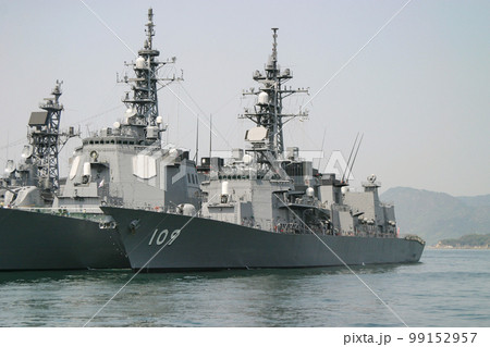 停泊中の海上自衛隊護衛艦 99152957