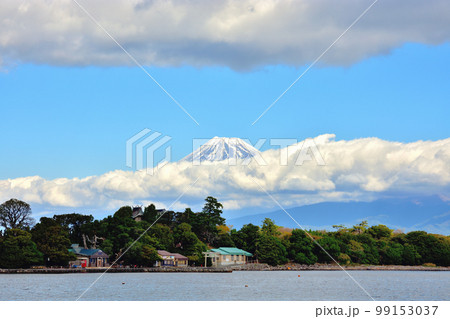 駿河湾と雲のかかった富士山 駿河湾と雲のかかった富士山 99153037