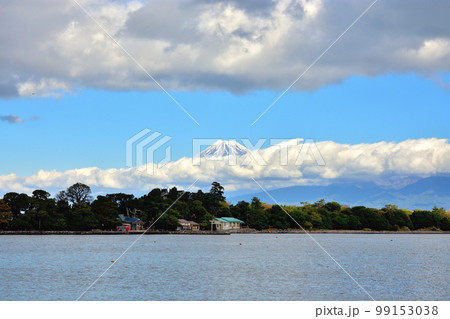 駿河湾と雲のかかった富士山 99153038