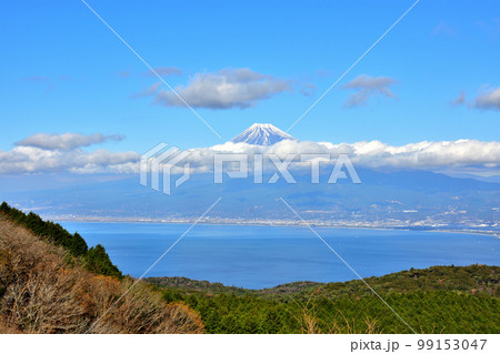 駿河湾と雲のかかった富士山 99153047