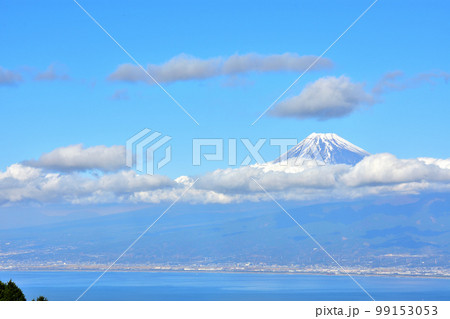 駿河湾と雲のかかった富士山 99153053