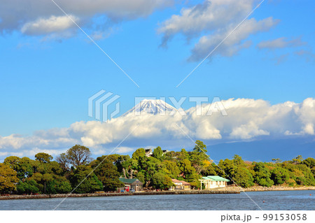 駿河湾と雲のかかった富士山 99153058